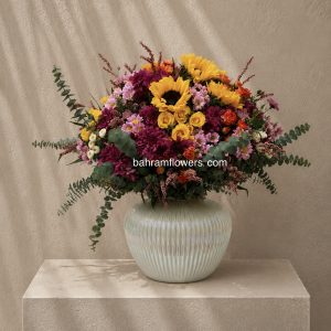 گلدان شیشه ای با گل های رنگی