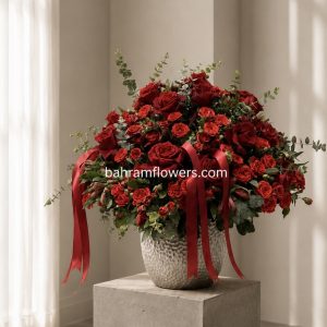 دسته گل قرمز با گلدان نقره ای